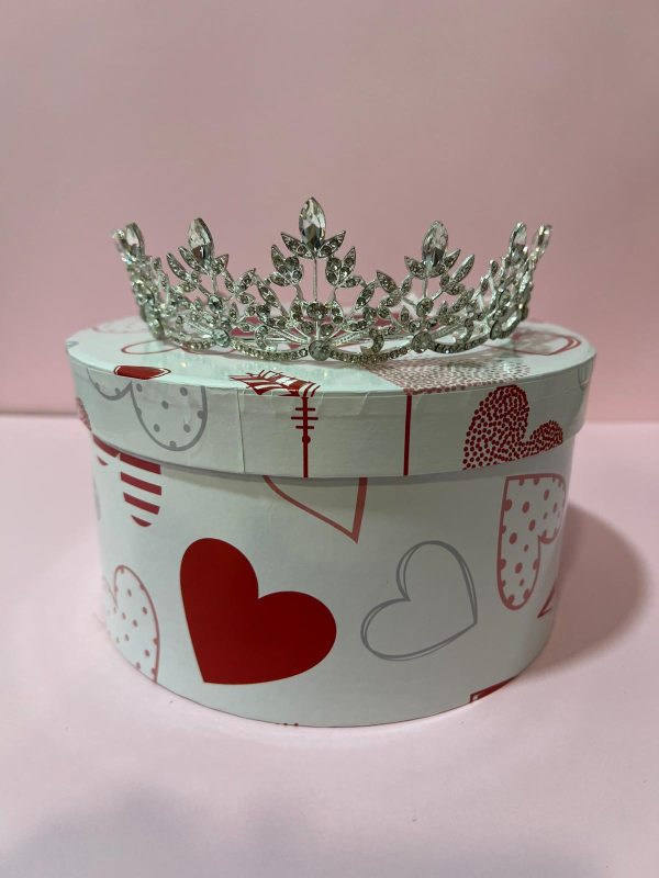 Tiara plateada con piedras