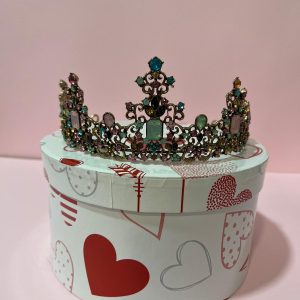 Tiara dorada con piedras de colores