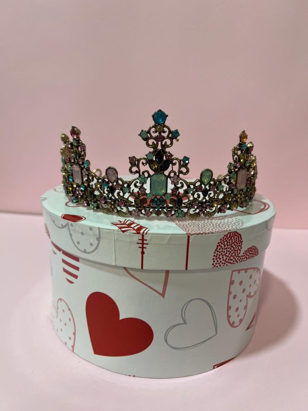 Tiara dorada con piedras de colores